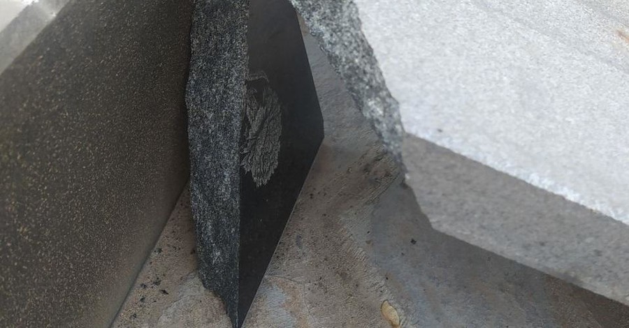 В Киевской области разбили табличку на памятнике жертвам Холокоста
