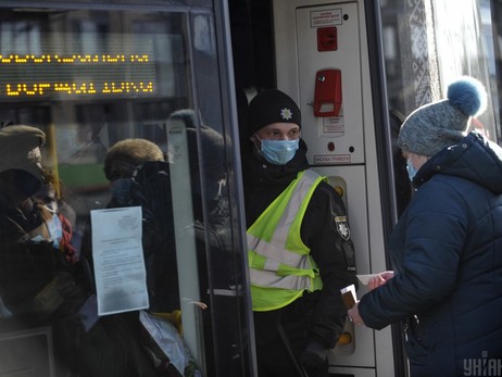 Украина ужесточает карантин: школьников отправят на каникулы, в транспорт вход по справке