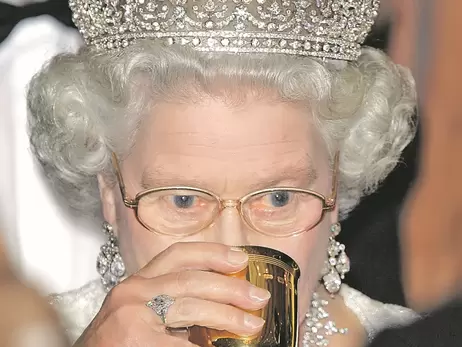 Елизавета II в завязке, зато выпускает джин собственной марки и тяготеет к коктейлям Джеймса Бонда