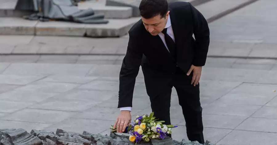 Владимир Зеленский возложил цветы к могиле Неизвестного солдата в “День изгнания из Украины нацистских захватчиков”