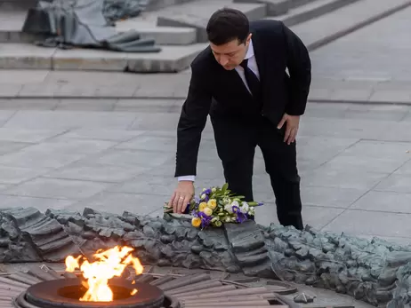 Владимир Зеленский возложил цветы к могиле Неизвестного солдата в “День изгнания из Украины нацистских захватчиков”