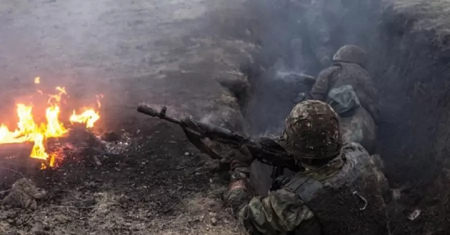 Под атаками врага на Донбассе получили ранения трое украинских военных