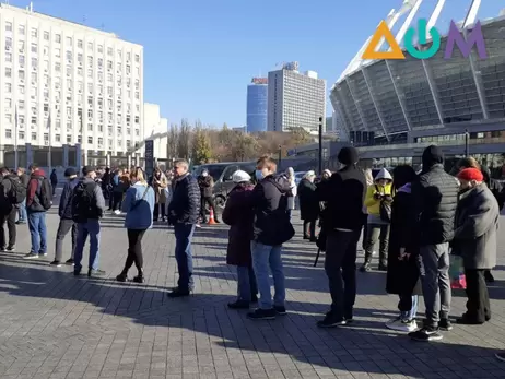 В Киеве в последний день перед “локдауном” в пунктах вакцинации выстроились очереди 