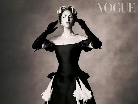 Леди Гага предстала сразу на двух обложках Vogue: в плаще от Valentino и платье Schiaparelli