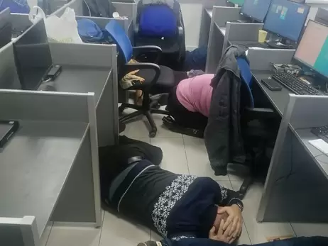 В Днепре киевская полиция накрыла коллекторов, которые делали фейковое порно и терроризировали учителей
