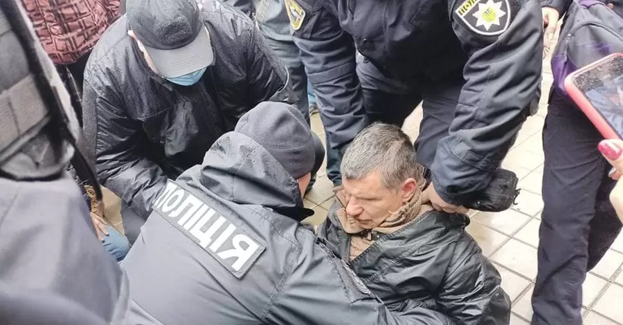 В Запорожье на митинге антивакцинаторов произошла потасовка с полицией