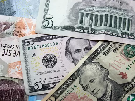 Доллар и евро после выходных рухнут почти до психологических отметок
