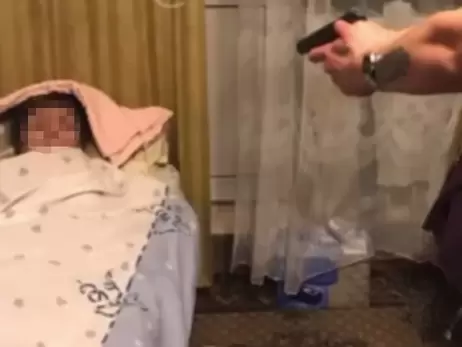 Видеоблогерам из Киева сообщили о подозрении после ролика с лежачей бабушкой