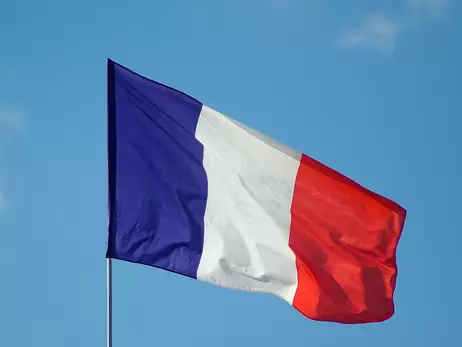 Франция изменила оттенок синего цвета на своем флаге 