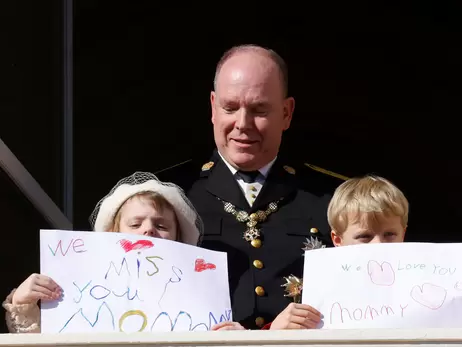 Дети княгини Монако Шарлин передали ей послание с помощью плакатов