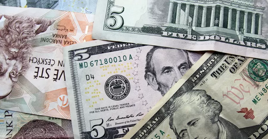 Курс валют на 26 ноября, пятницу: доллар пробил психологическую отметку