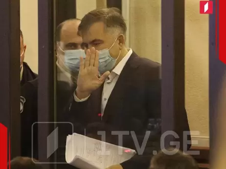 Саакашвили привезли на заседание суда в Тбилиси, его сторонники устроили потасовку с полицией