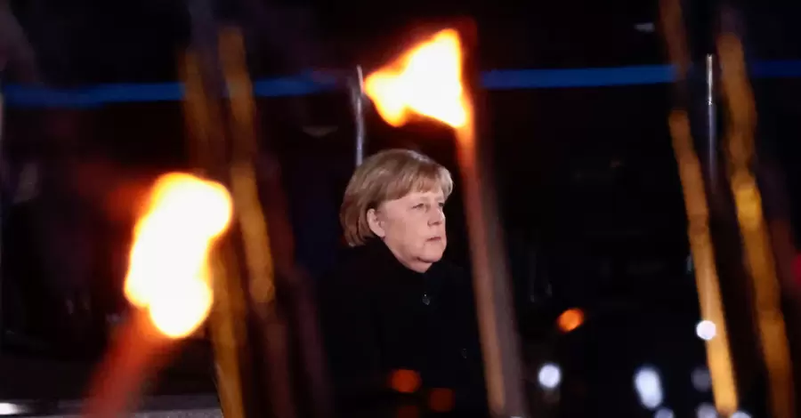 В Берлине прошла торжественная церемония в честь ухода Меркель с факельным шествием военных 