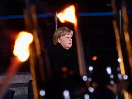В Берлине прошла торжественная церемония в честь ухода Меркель с факельным шествием военных 