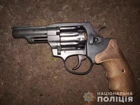 В Киеве один мужчина ранил другого из пистолета из-за некачественного ремонта