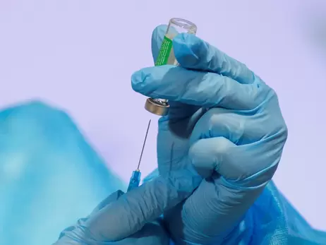 В Италии пациент пришел на вакцинацию с силиконовой рукой, чтобы избежать прививки