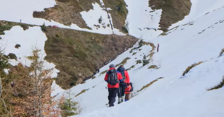 Закарпатские спасатели второй день ищут туристов, заблудившихся в горах