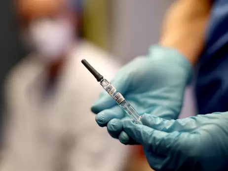 В Бразилии медсестра по ошибке ввела младенцам COVID-вакцину, детей госпитализировали