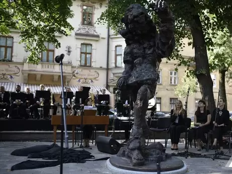 Во Львове около памятника Моцарту предложили установить скульптуру владельца первого частного туалета