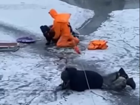 В Киеве из озера вытащили женщину, которая каталась на коньках и провалилась под лед. Спасателей наградят Монастырский и ГСЧС