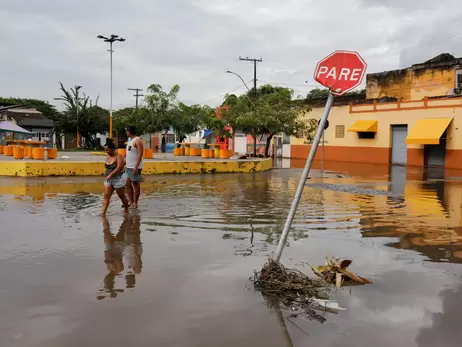 Масштабна повінь у Бразилії зруйнувала греблі та мости, людей терміново евакуюють