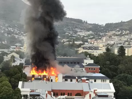 Парламент ЮАР охватил пожар