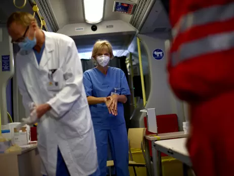 За сутки в Украине госпитализировано менее тысячи пациентов с коронавирусом
