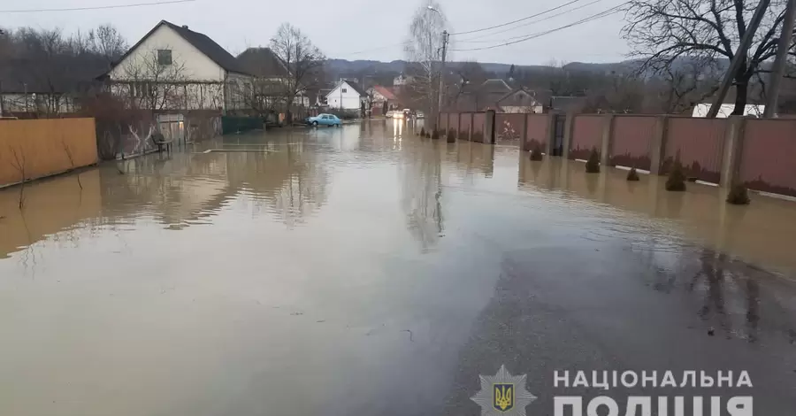 В Закарпатье подтопило дороги, и уровень воды будет повышаться: ГСЧС предупреждает об опасности 