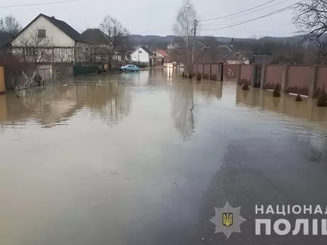 В Закарпатье подтопило дороги, и уровень воды будет повышаться: ГСЧС предупреждает об опасности 