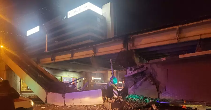 Видео обрушения пешеходного моста в центре Минска появилось в сети