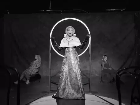 Адель в новом клипе предстала в образе Евы в нарядах Vivienne Westwood, Harris Reed и Louis Vuitton