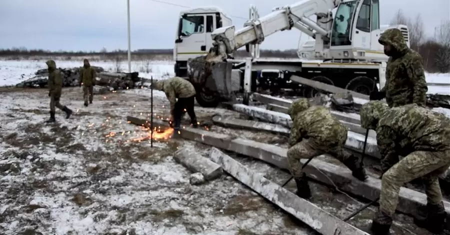 Украина строит на границе с Беларусью вертолетные площадки для переброски резервов