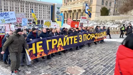 Стычки, суд и поход на Банковую: как прошел второй день суда над Петром Порошенко
