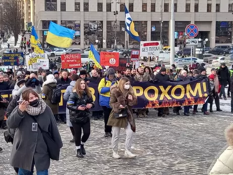 Несколько тысяч сторонников Порошенко митингуют на Банковой, где Зеленский встречался с Блинкеном