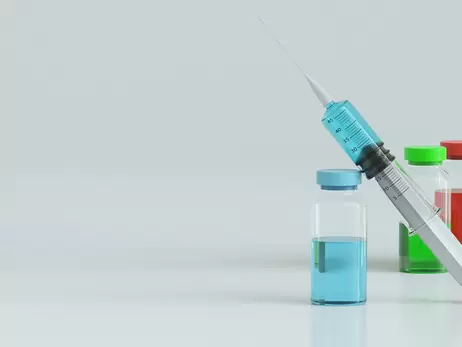В Минздраве ответили на вопросы о вакцинации при варикозе и туберкулезе, изоляции привитых и дополнительной дозе