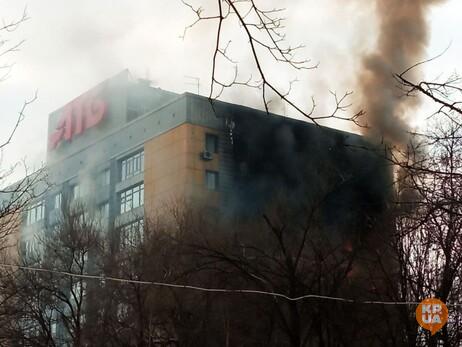 В Днепре горело здание центрального офиса АТБ: сильный пожар тушили два часа (обновлено)