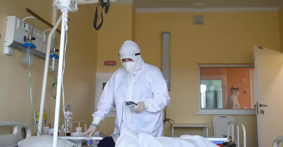 С сегодняшнего дня в Украине начнут отстранять от работы невакцинированных медиков и чиновников