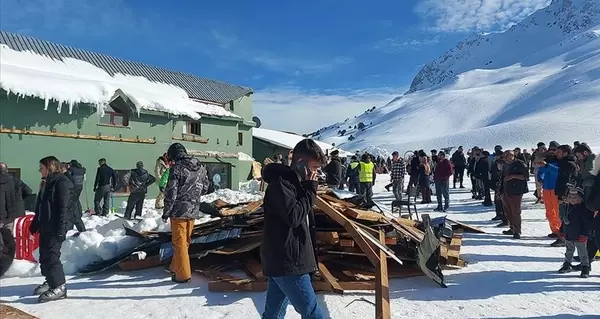 В турецкой Анталье в горнолыжном центре «Саклыкент» на людей рухнул навес 