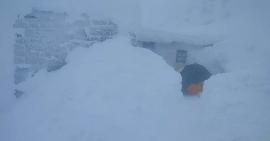 Наблюдательный пост в Карпатах замело снегом: прежде, чем прийти на помощь, еще надо откопаться