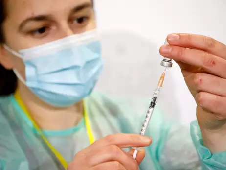 Минздрав: медики получают отдельную плату за COVID-вакцинацию