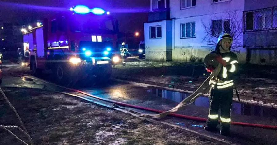 Ночью в Киеве горела многоэтажка, погиб человек