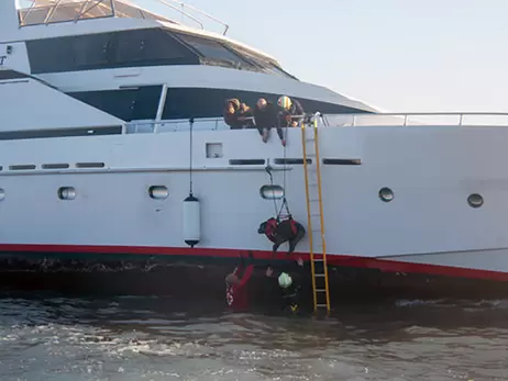 В Испании с яхты стоимостью полмиллиона евро спасли семью украинки и двух мастифов 