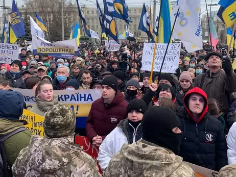 Сторонники Порошенко пришли под суд, где рассматривается апелляция на меру пресечения, и перекрыли движение