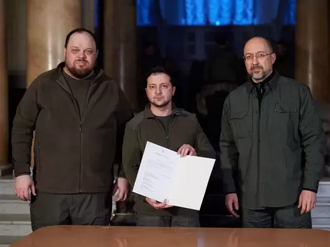 Исторический документ: Зеленский подписал заявку на членство Украины в ЕС