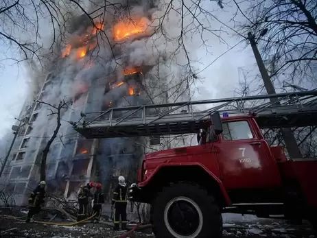 В Киеве пожарные спасли семью с собакой из охваченной огнем многоэтажки