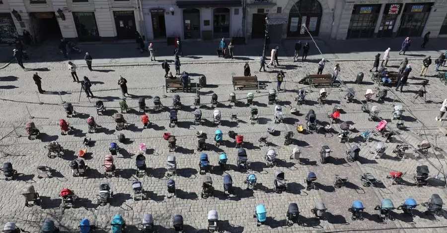 В центре Львова установили 109 детских колясок в память о погибших на войне детях