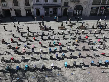 В центре Львова установили 109 детских колясок в память о погибших на войне детях