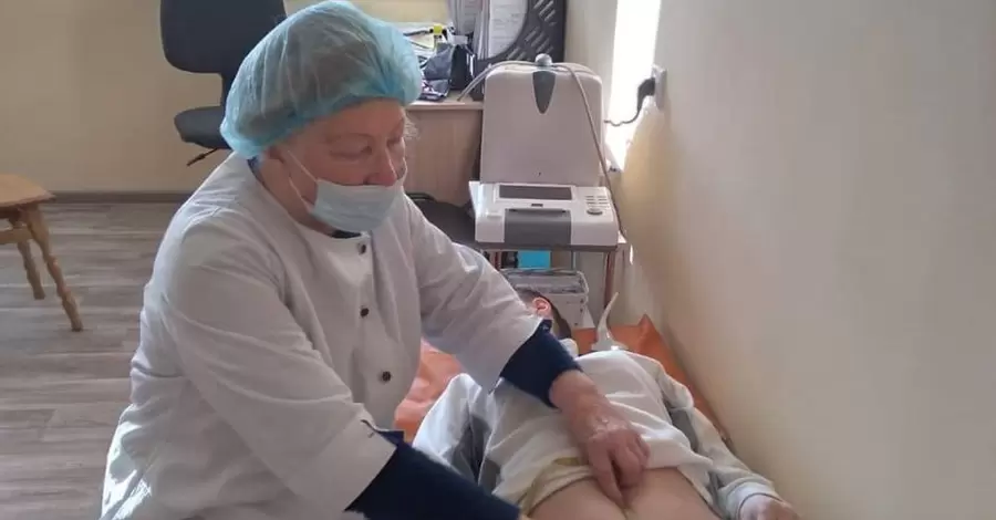 В Луганской области врача-акушера ранило в спину, когда он принимал роды