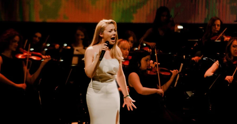 Тина Кароль спела в Варшаве гимн Украины под аккомпанемент женского симфонического оркестра