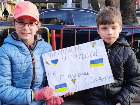 В Одессе школьники продают свои игрушки, чтобы собрать деньги для армии
